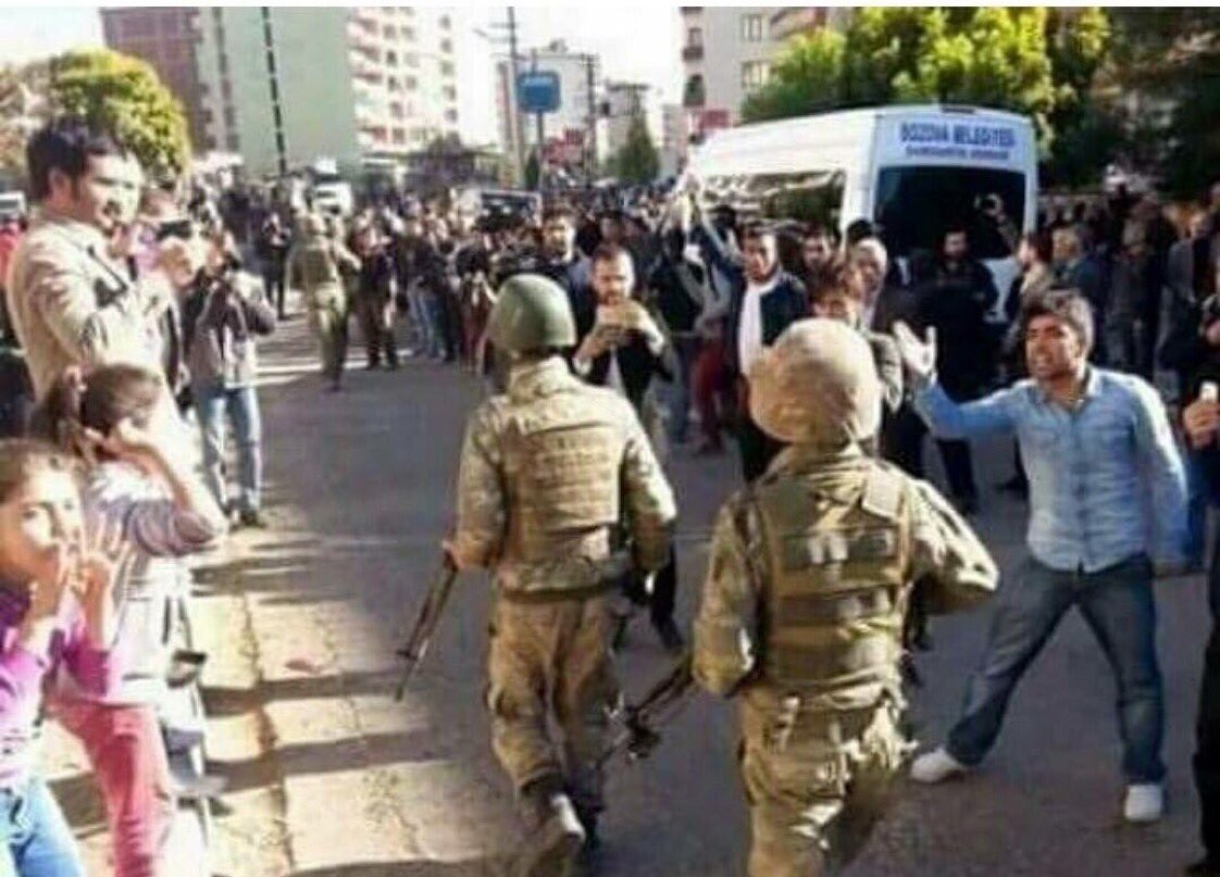 Türk askerine küfür edip el kaldıranları da, bu kahredici yılları da unutmayacağız.

Hafızamızın kin tutan tarafı, asla unutmayacak.
