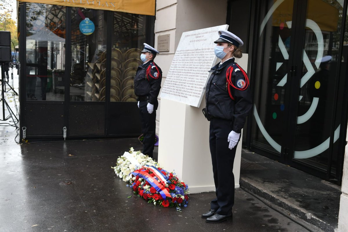 prefpolice's tweet photo. Devant Le Bataclan où 90 personnes furent assassinées le #13Novembre2015.
Hommage aux victimes.
#NoublionsJamais https://t.co/9WPhxLeazF
