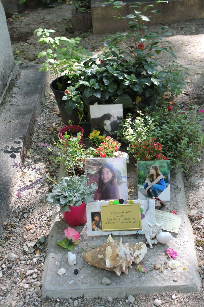 Agosto de 2016. Mi primera visita a Père Lachaise. Mientras iba embelesada mirando panteones, entre dos de ellos, veo esta tumba. Muy chiquitita. Me llama la atención colorida y viva que era al lado de los sobrios edificios de piedra. Leo la placa.