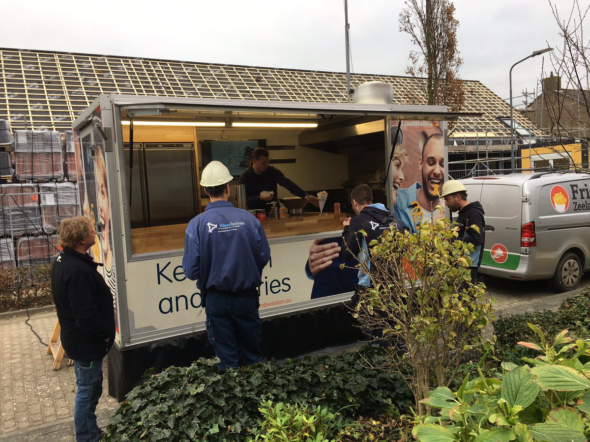 ErwindePoorter's tweet photo. Traktatie van onze opdrachtgever Zeeuwland voor de mannen op de bouwplaats Nye Uus. Waarvoor dank @FraanjeBouw https://t.co/6DvChaNzxj
