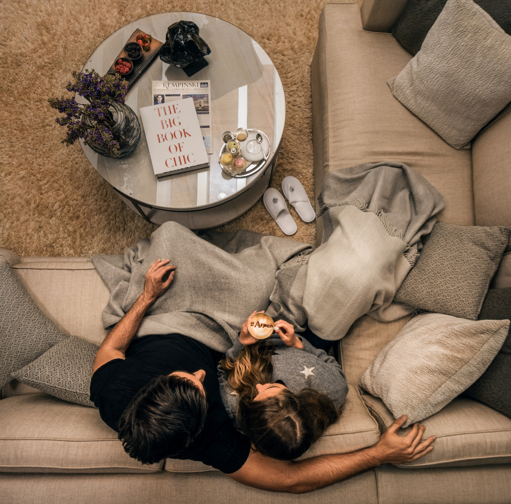 KempinskiDubai's tweet photo. Step into our cosy chalets, relax and leave the rest on us #LuxuryRooms #Cosyweekend #Staycation #Weekendmood #KempinskiDubai #MallOfTheEmirates #AspenChalets #Relaxation https://t.co/HMFdhnuadN