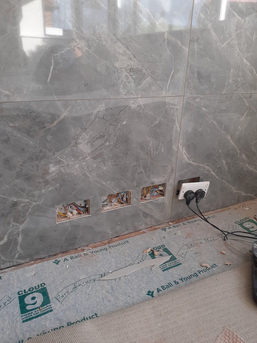 oakwood_tiling's tweet photo. One of this weeks jobs, supplied by @SimplyTilesltd 1200x600x6mm porcelain tiles. https://t.co/otSI8sVMrC