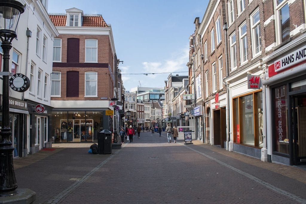 In deze rare tijd van social distancing en 1,5e meter afstand, zijn er gelukkig ook 'n hoop fijne en hartverwarmende initiatieven in #Utrecht ontstaan. #OntdekUtrecht zet ze op een rij: buff.ly/3lt0NIn #UtrechtVerbindt #SteunDeKeukens #SupportYourLocalsNL <a href="/GemeenteUtrecht/">Gemeente Utrecht</a>