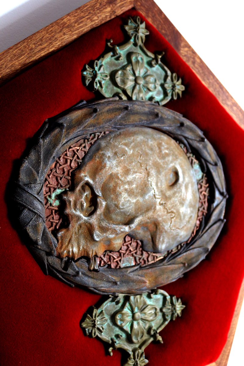 Corpus delicti
Cold cast metals, resin, velvet and wood
Made during the first lockdown.
2020 
Peter Mammes
#sculptor #art #relief #deathpenalty #DeathOfDemocracy #sculpture #ArtistOnTwitter