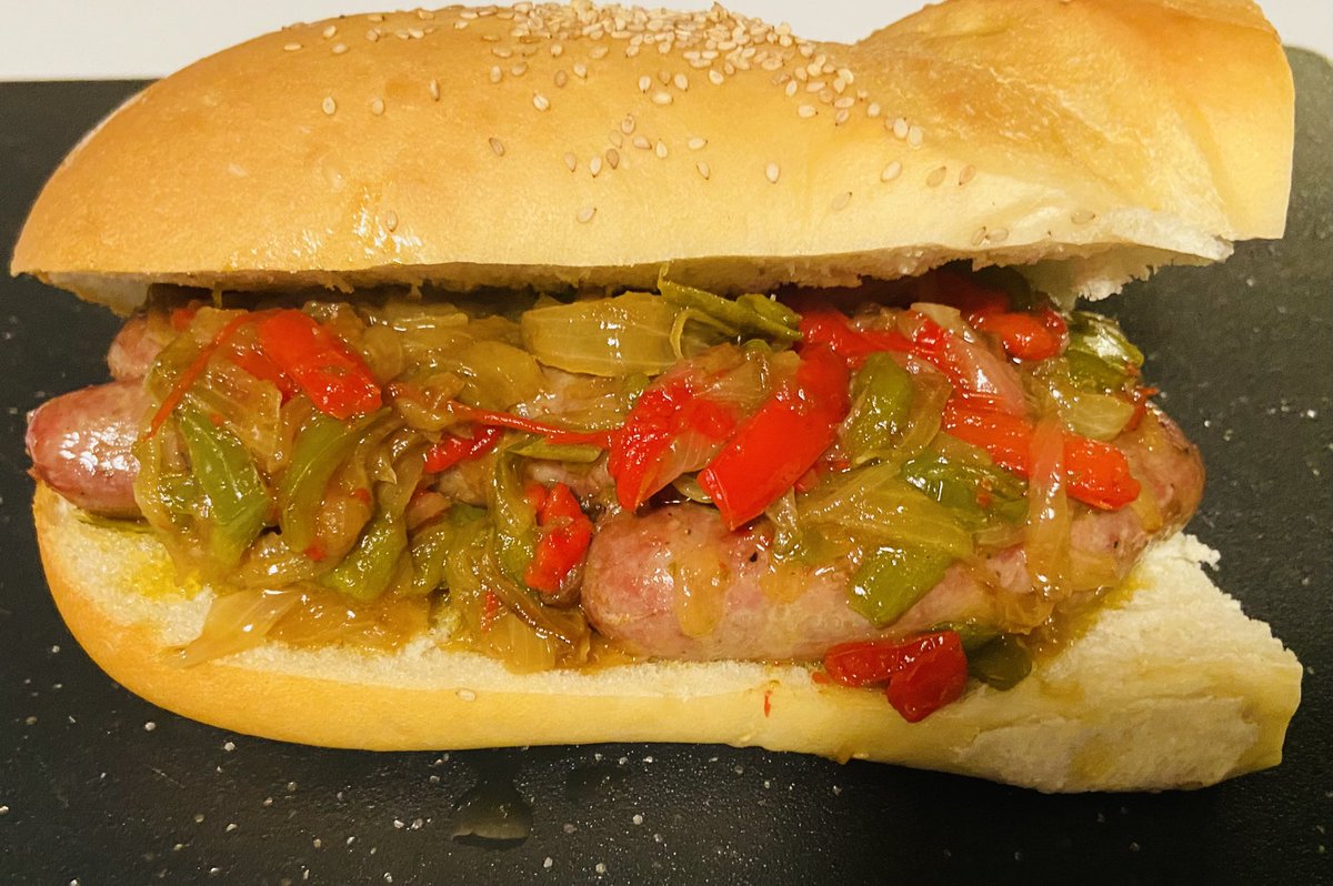 candyflower4545's tweet photo. Homemade sausage & peppers!❤️Italian #cookforfamily #deliciosa #Homemade #Sweetsausage #peppers #italianbread #family https://t.co/d5YPBpKbRf