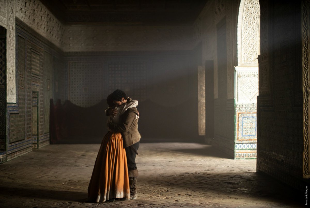 Hace 1 año estrenamos <a href="/LaPeste/">La Peste en Movistar+</a> Cómo echamos de menos estos abrazos. Si no la habéis visto o queréis repasarla y repensarla, este es el momento. Disponible en <a href="/MovistarPlus/">Movistar Plus+</a> 
<a href="/777albertor/">alberto rodriguez</a> <a href="/RCobosLp/">RafaelCobos</a> <a href="/davidencubos/">David Ulloa</a> @PabloMolinero77 <a href="/Docorral/">Domingo Corral</a>