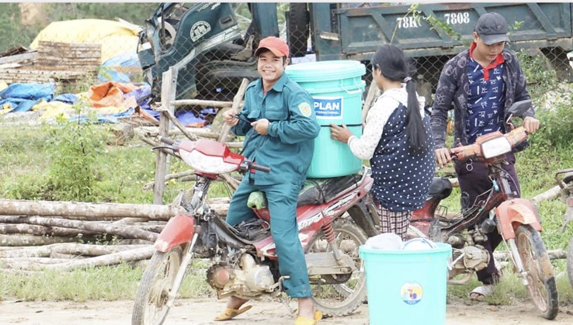 vhalhen123's tweet photo. In #Vietnam, though access to some communities is still a big challenge, @PlanVietnam & partners in Kon Tum province have started the first distribution of relief kits in Kon Ray & Kon Plong districts including IEC materials on child protection #PlanResponds #floods #TyphoonGoni https://t.co/aoMk1IsNMe