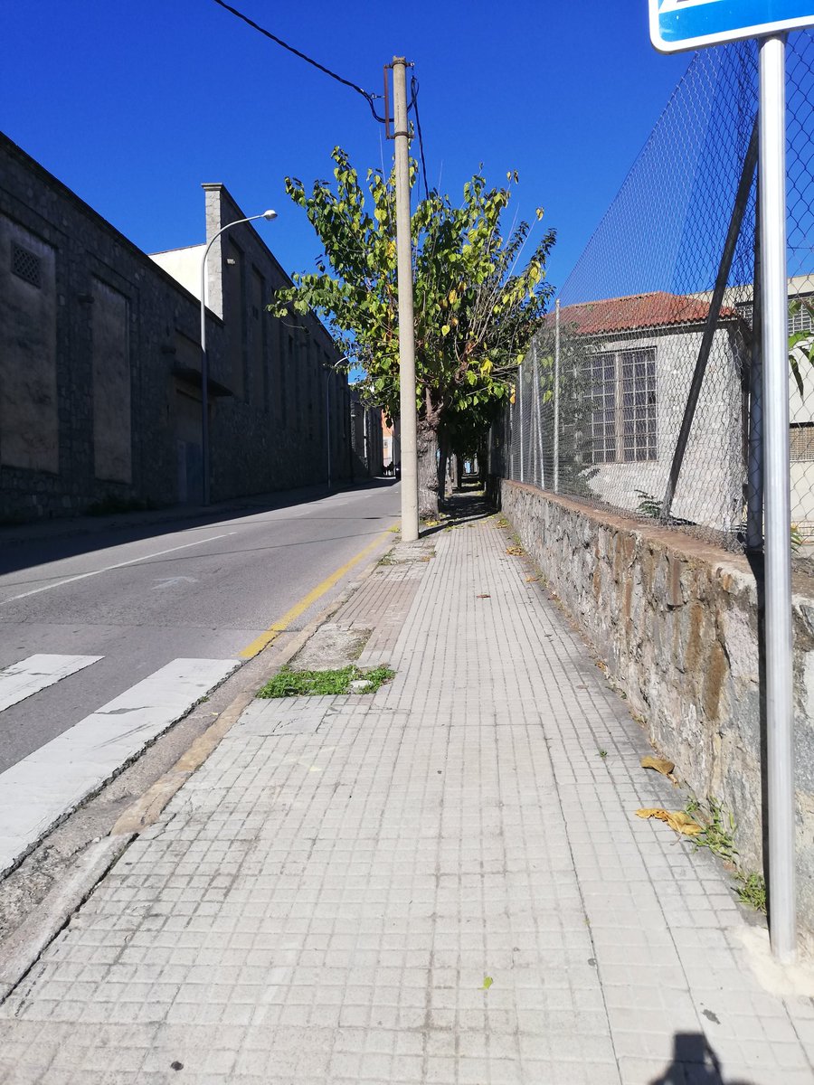 lunae30's tweet photo. @AjRubi esta es la última papelera que se ha puesto nueva.... Y cuando se sube la cuesta no vais a poner??? Pq la gente que pasa andando tira cosas. https://t.co/L6sQBBsds8