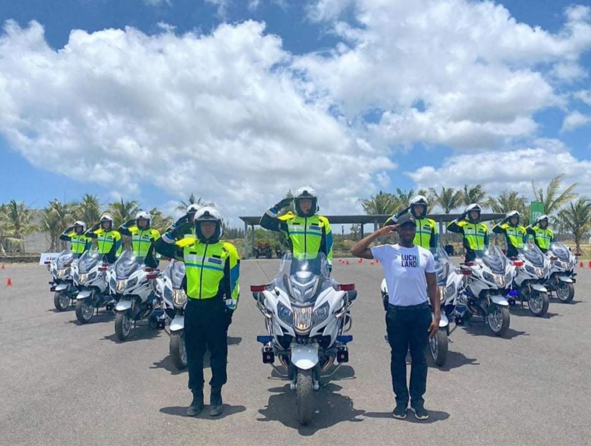 ActifsTogolais's tweet photo. Il s'appelle Fergani togolais passionné de moto et fierté africaine en Asie.

Phénomène incontesté de moto,il est aujourd'hui formateur de la garde présidentielle Thailandaise et collabore avec les plus grandes firmes d'engins à deux-roues.1
#TogolaisActifs #motocross #tgtwittos https://t.co/v3SQ2ScOAU