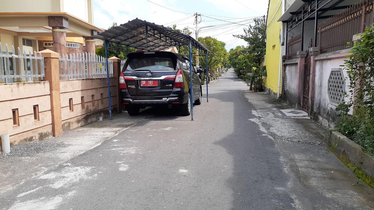 recehtapisayng's tweet photo. Kirain jalan buntu gaes, ternyata masih ada jalan di samping garasi. https://t.co/hd2VC0KqAo