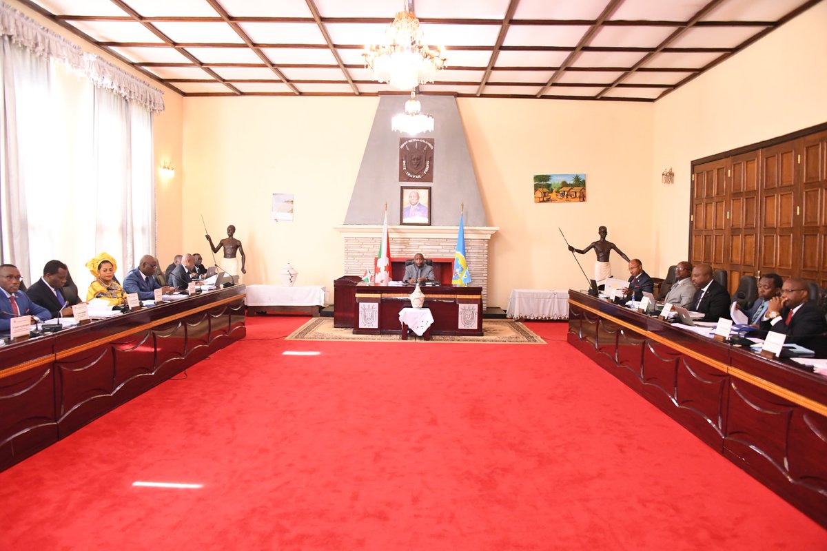 KwaNtare's tweet photo. #Burundi: Inama Nshikiranganji yakoranye kuri uyu musi irongowe na Nyenicubahiro @GeneralNeva ku Kirimba c'i Gitega. Mu vyo barabiye hamwe harimwo igitabu cerekana uko  hoshirwa mu ngiro politike y'igihugu ijejwe ivy'amahinguriro. https://t.co/3TzhJtKZk7