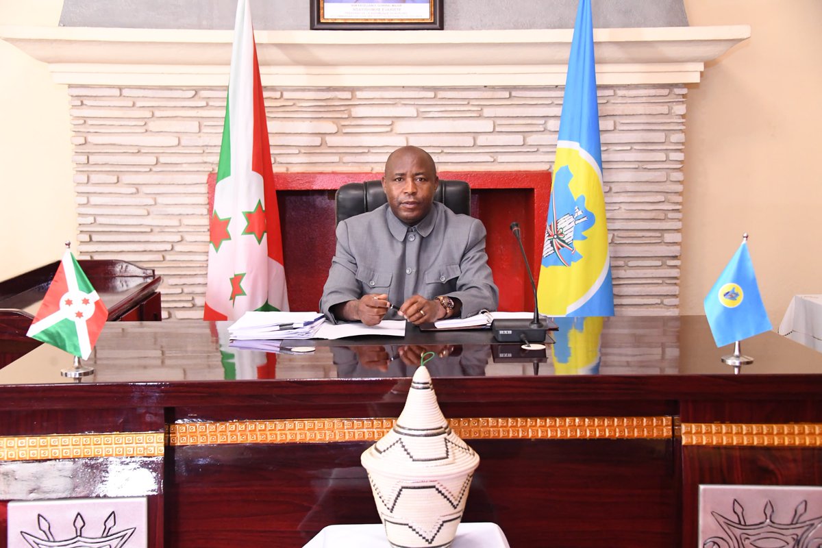 KwaNtare's tweet photo. #Burundi: Inama Nshikiranganji yakoranye kuri uyu musi irongowe na Nyenicubahiro @GeneralNeva ku Kirimba c'i Gitega. Mu vyo barabiye hamwe harimwo igitabu cerekana uko  hoshirwa mu ngiro politike y'igihugu ijejwe ivy'amahinguriro. https://t.co/3TzhJtKZk7