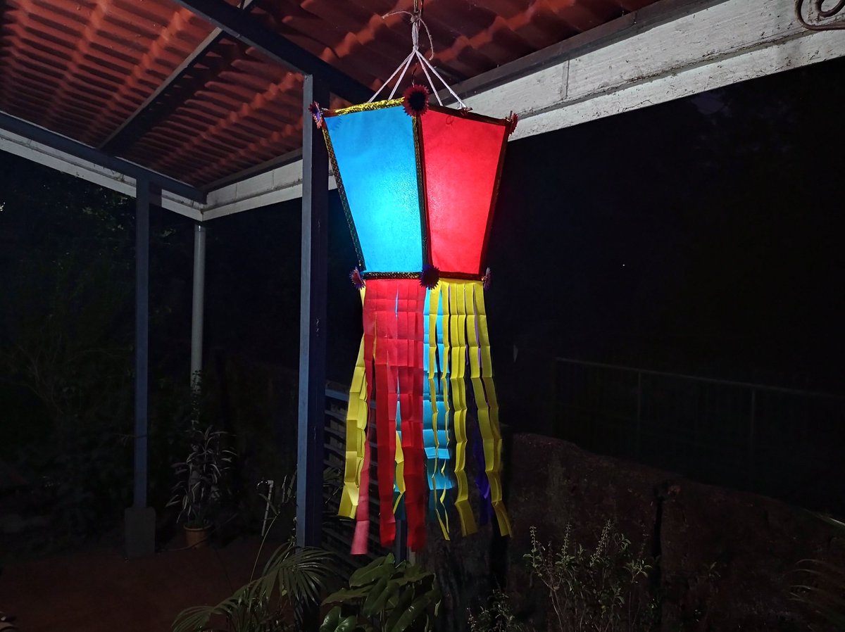 दिवाळीच्या निमित्ताने दरवर्षीप्रमाणे आम्ही घरी बनवलेला आकाशकंदील.... बांबूच्या पट्ट्या, दोरा, गव्हाची खळ, रंगीत कागद, सोनेरी कागद, कात्री, पट्टी इ. आणि कशाप्रकारे आकाश कंदील करायचा याबद्दल खूप सारे विचार मंथन. <a href="/JilpaPN/">Jilpa</a> <a href="/AtharvaJp/">Atharva P Nijasure</a> 
#शुभ_दिपावली #HappyDiwali
#आकाशकंदील #आकाश_कंदील