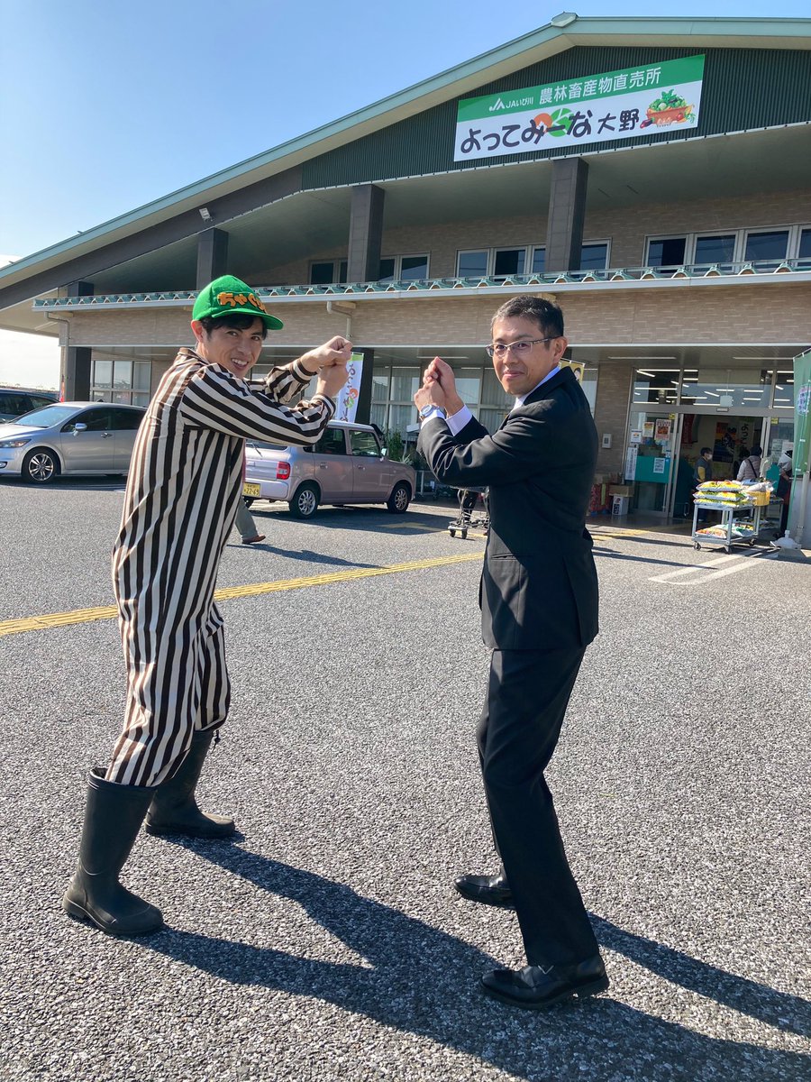 小島よしお 柿のパンナコッタ 柿ハンバーグ 柿サラダ 柿揚げ餃子 柿ご飯 大野町かき振興会女性部の 皆様の力作 直売所 よってみーな大野店でお買い物 エスコートしてくれた河瀬氏は 実は高校時代野球部の同級生 課長と呼ばれていて不思議な