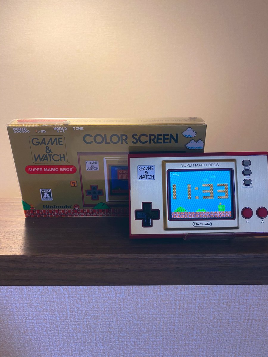 k_marudashi's tweet photo. 今日発売のゲーム&amp;ウォッチ、スーパーマリオ1と2(とBALL)が遊べて最高です。操作感も非常に良く、時計機能にもギミックがたくさんある所もいいですね。若い世代にはゲーム&amp;ウォッチの大きさがピンと来ないと思うので、目安としてビッグダディの本と比較してみました。 https://t.co/QAi9IkF659