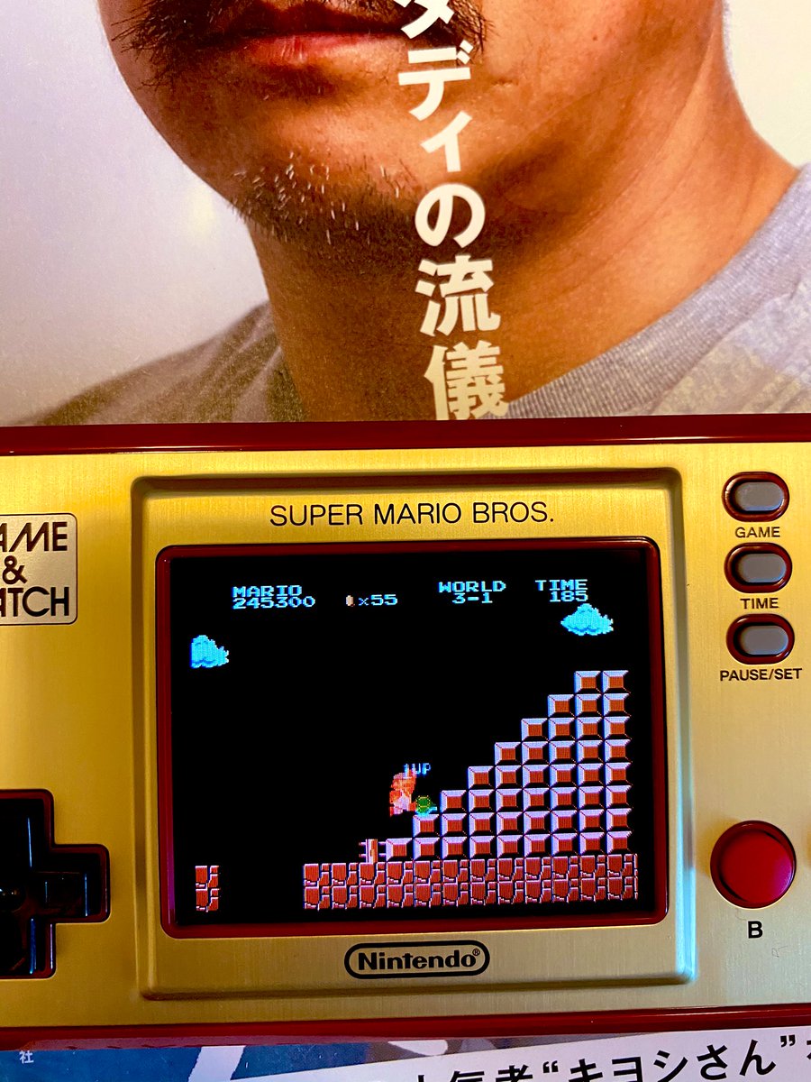 k_marudashi's tweet photo. 今日発売のゲーム&amp;ウォッチ、スーパーマリオ1と2(とBALL)が遊べて最高です。操作感も非常に良く、時計機能にもギミックがたくさんある所もいいですね。若い世代にはゲーム&amp;ウォッチの大きさがピンと来ないと思うので、目安としてビッグダディの本と比較してみました。 https://t.co/QAi9IkF659