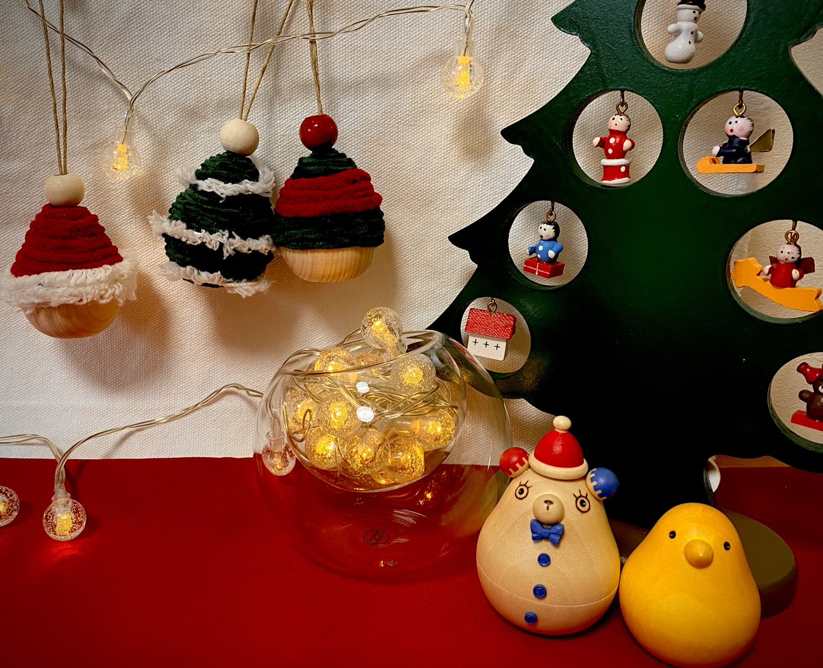 工房やにわに 乾木工 週末日曜日に出店する 東京アートクラフトフェスタでは 工作に使える資材の販売もします クリスマス飾り 巻くだけ制作キッド ひのき玉と毛糸のセットで 作り方説明書も付けています 手作りクリスマス派のご家庭