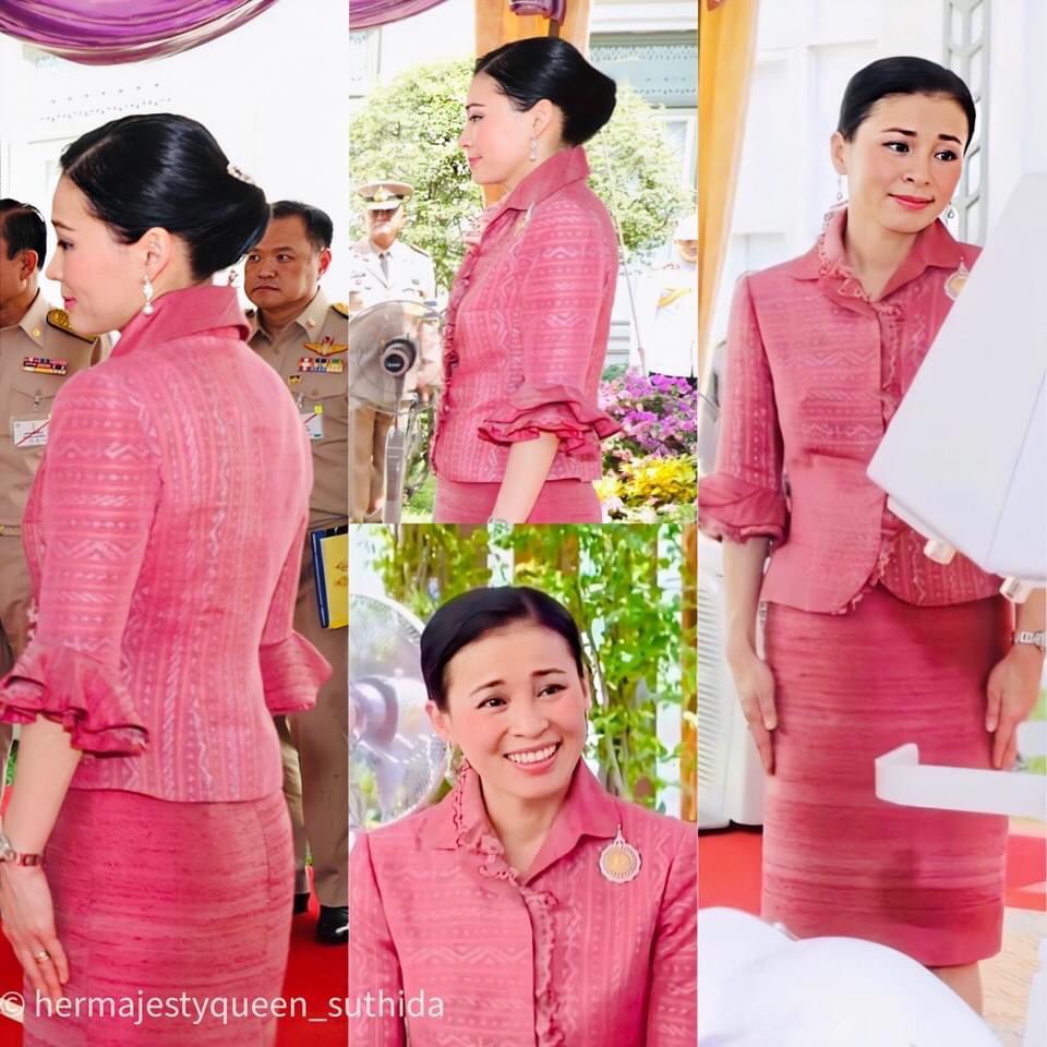 nammtalay's tweet photo. ความรู้สึกของคุณยาย เมื่อได้เห็นฉลองพระองค์ของพระราชินี คุณยายบุญสิน ลาพา เกษตรกรผู้ปลูกหม่อนเลี้ยงไหมและทอผ้า สมาชิกกลุ่มผาสาทแก้ว ผ้าทอลายโบราณกล่าวพร้อมรอยยิ้มแห่งความสุข ว่า “ผ้าคนบ้านนอกต่ำ(ทอ) เพิ่น(ท่าน) ยังใส่ ได้เห็นแต่รูปก็ดีใจแล้ว”cr.เพจ welove สมเด็จพระนางเจ้าฯ https://t.co/LkJenFIJiH