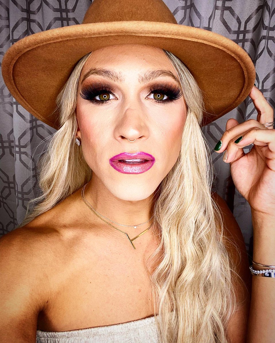 tyeolson's tweet photo. I’d like a #PumpkinSpice latte please. 🍁 
.
.
.
#xoxoTye #alittlebitalexis #sfdrag #sanfrancisco #dragqueen #LGBTQIA #basic #bitch https://t.co/S3AlM68GqE