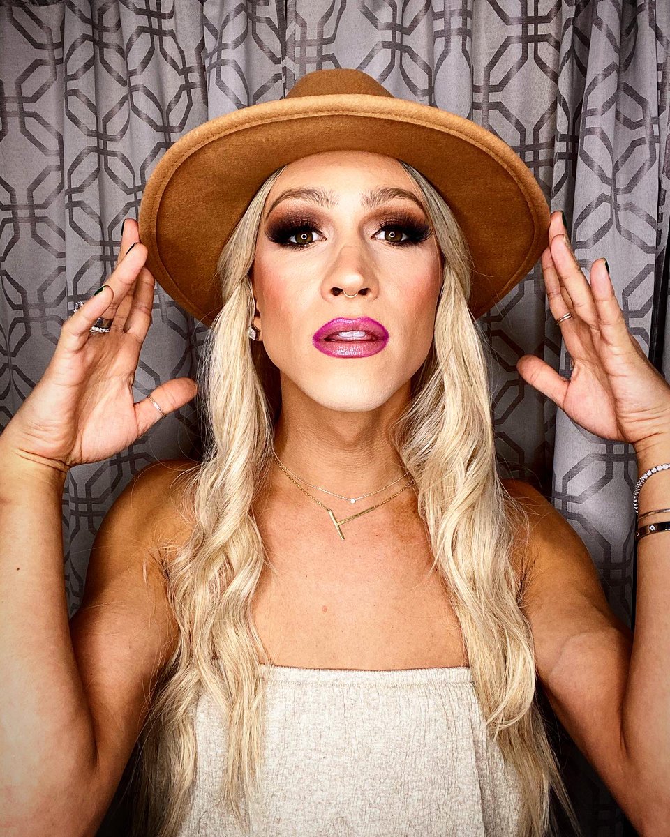 tyeolson's tweet photo. I’d like a #PumpkinSpice latte please. 🍁 
.
.
.
#xoxoTye #alittlebitalexis #sfdrag #sanfrancisco #dragqueen #LGBTQIA #basic #bitch https://t.co/S3AlM68GqE