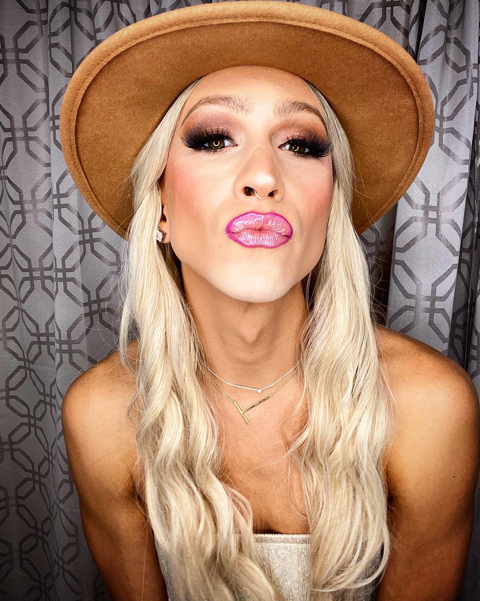 tyeolson's tweet photo. I’d like a #PumpkinSpice latte please. 🍁 
.
.
.
#xoxoTye #alittlebitalexis #sfdrag #sanfrancisco #dragqueen #LGBTQIA #basic #bitch https://t.co/S3AlM68GqE