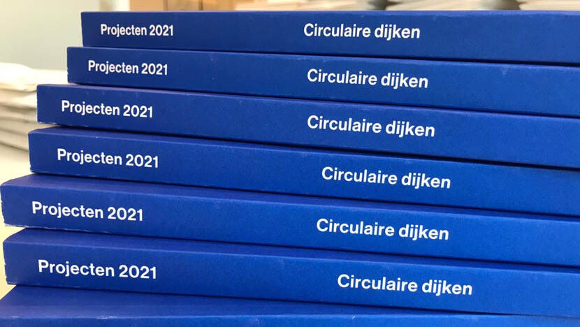 HWBP_nl's tweet photo. Gisteren overhandigde HWBP-directeur  @WagenerErik vol trots het allereerste exemplaar van ons #Projectenboek 2021 aan @delta_comm Peter Glas. Ook een boek ontvangen? https://t.co/8qhtFMDTVD #HWBP #dijkwerkers #samenvoorsterkedijken https://t.co/m1ZfbXovRL