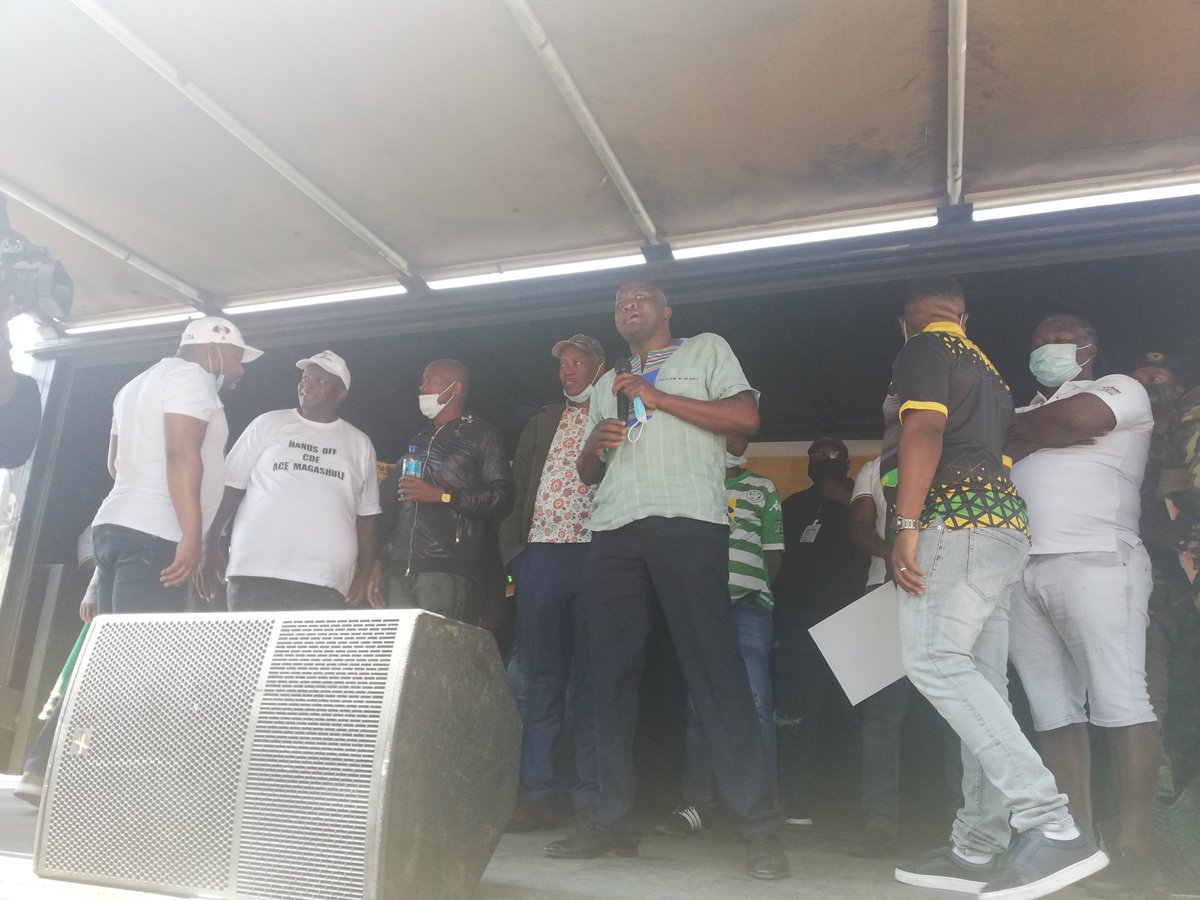 masitengmakgala's tweet photo. Theysay  Ace Magashule will address the masses after his appearance. Outside Bloemfontein Magistrate's Court. #sabcnews #SABCFS #asbestos https://t.co/dRdiSeVWG0
