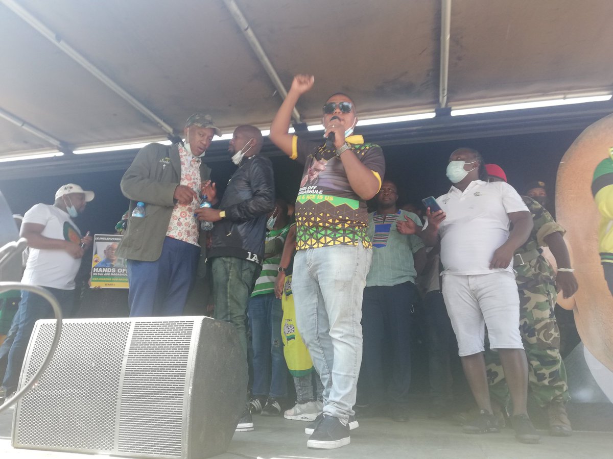masitengmakgala's tweet photo. Theysay  Ace Magashule will address the masses after his appearance. Outside Bloemfontein Magistrate's Court. #sabcnews #SABCFS #asbestos https://t.co/dRdiSeVWG0