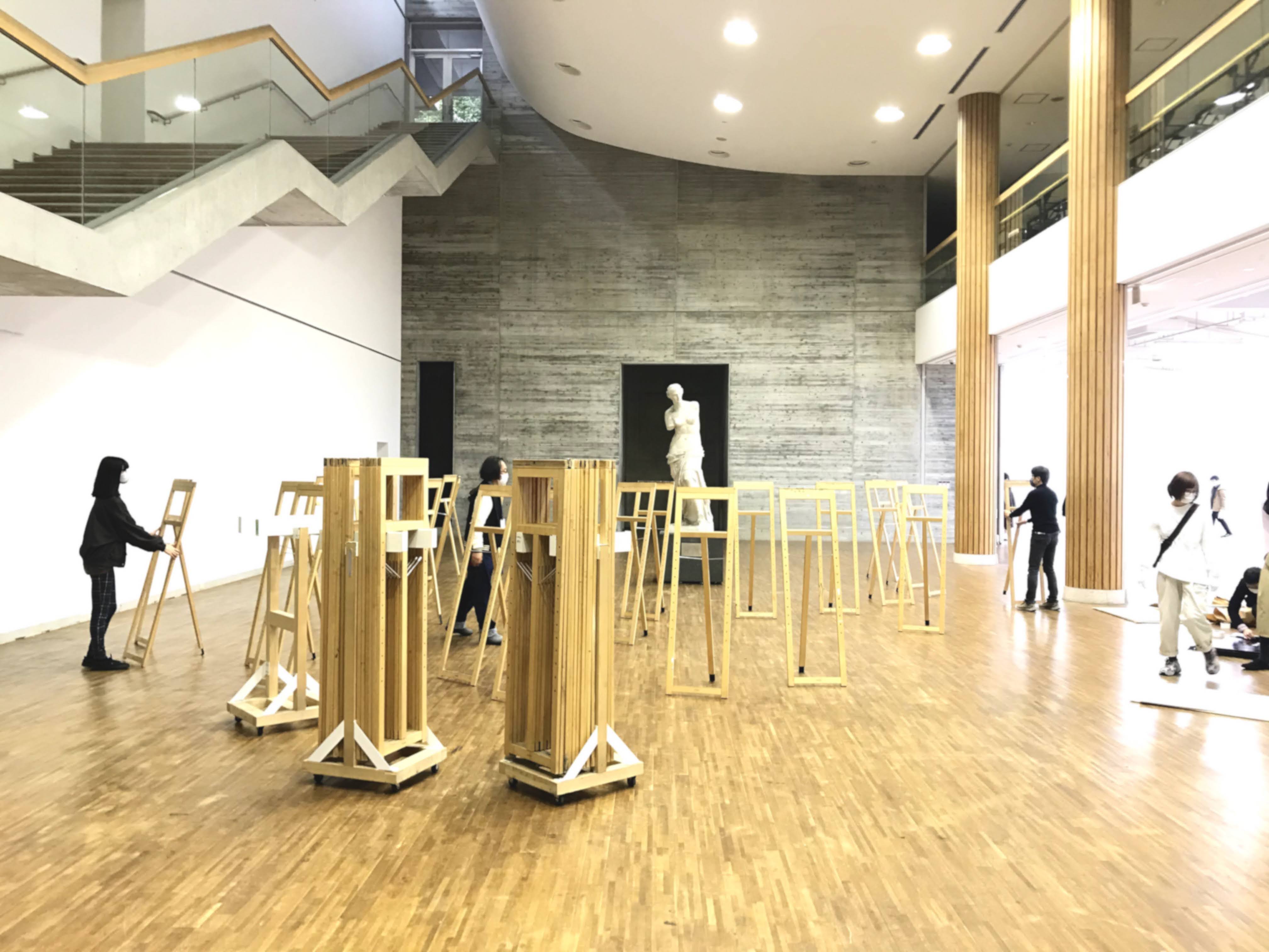 京都芸術大学 ミロのヴィーナス像を囲み なにやらイーゼルを立てています 明日は 第16回 ミロのヴィーナス デッサン 大会 を開催 大賞なし のときもあるほど厳密な大会 通学部のみならず 通信教育部の学生のみなさんも参加されています という