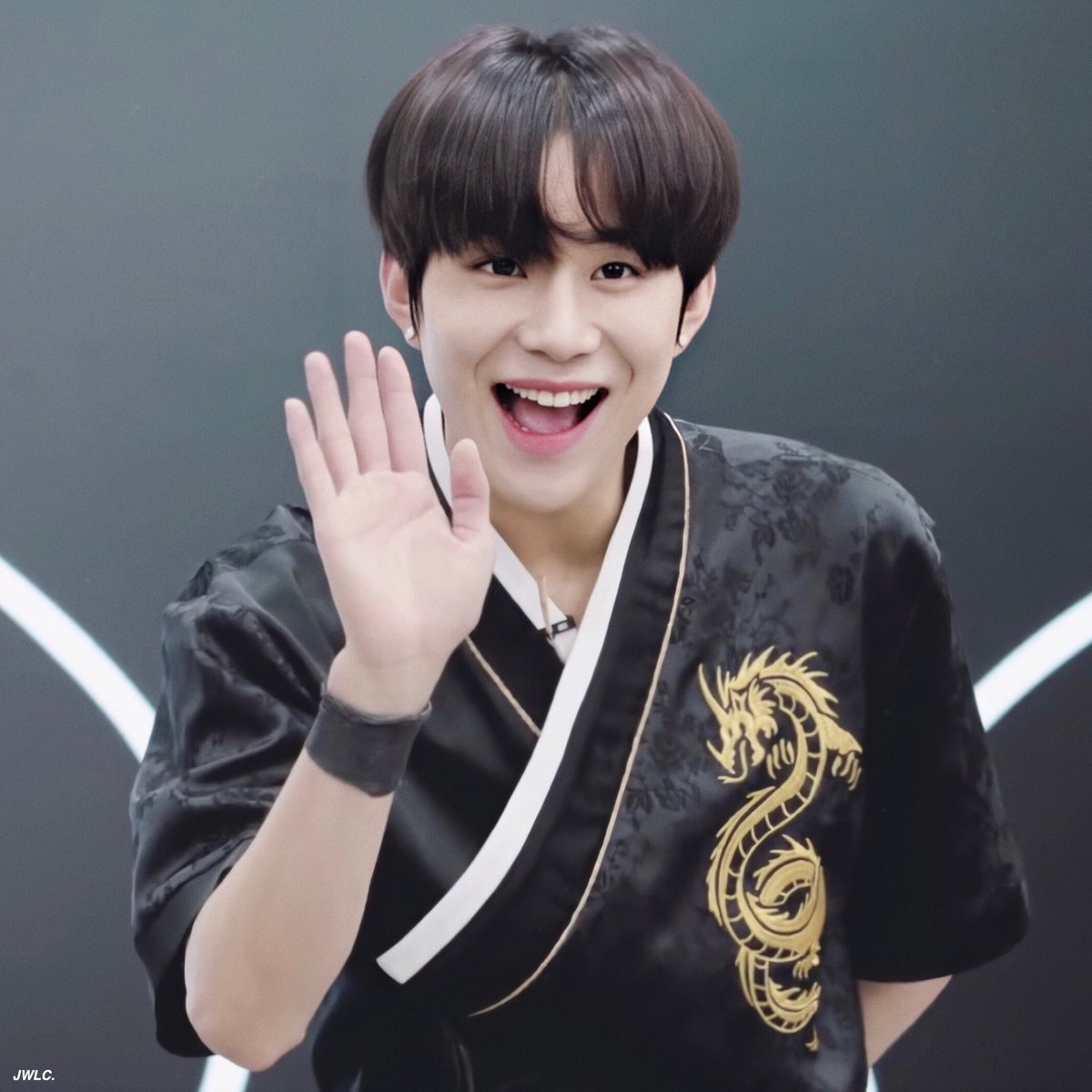 After his hiatus, Jungwoo came back to 127 with Kick It. He showed to the world he made use of the time he rested to become a full-time professional idol.