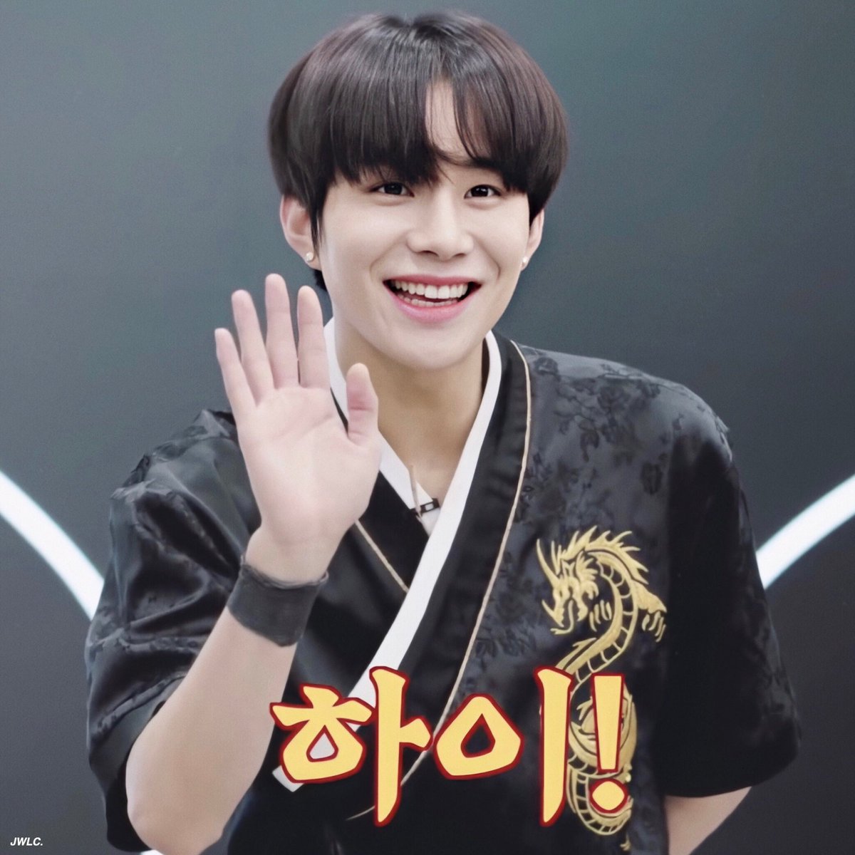 After his hiatus, Jungwoo came back to 127 with Kick It. He showed to the world he made use of the time he rested to become a full-time professional idol.