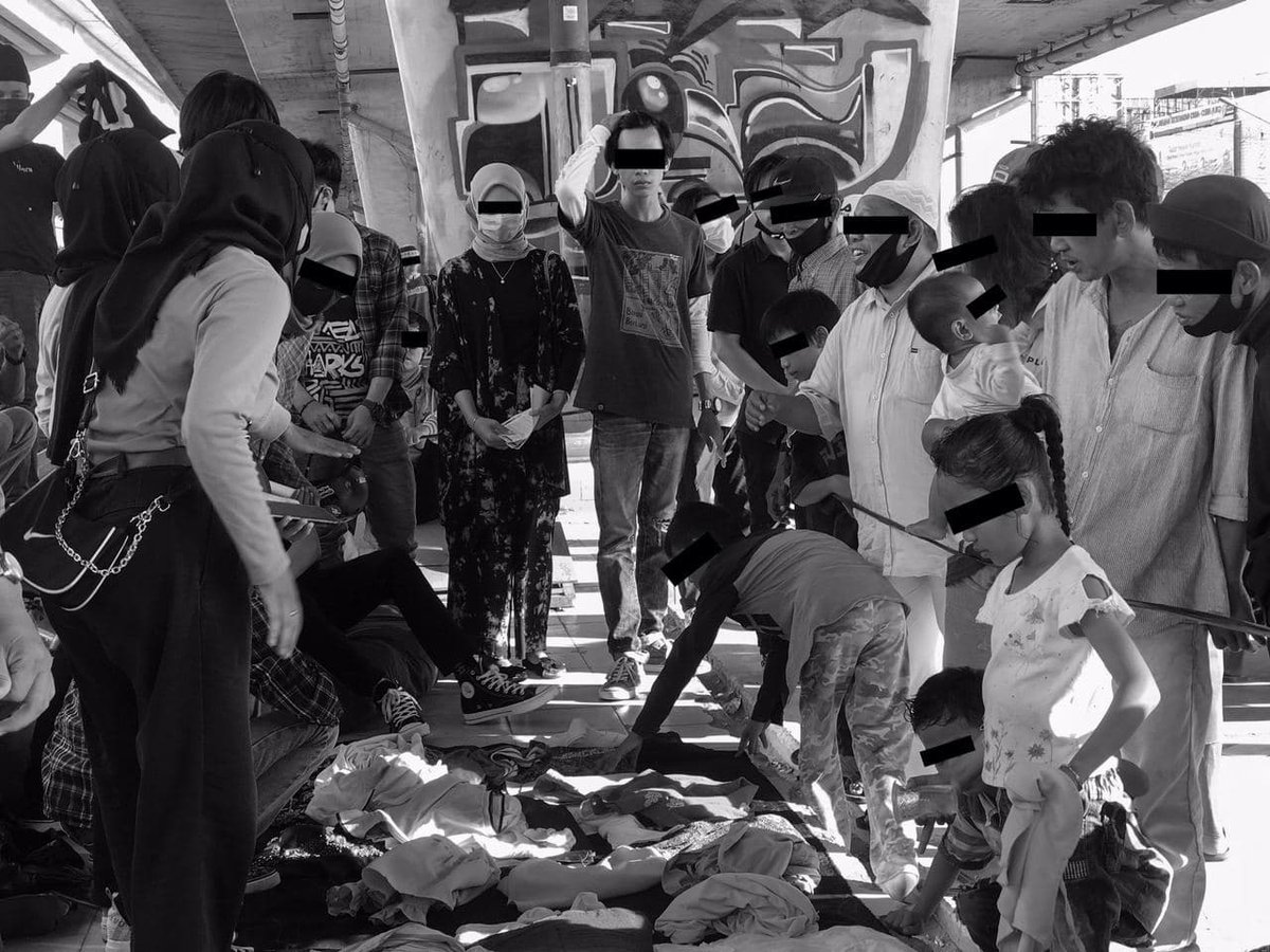 Sore ini di Bapro, 7 Ulu, Palembang. Ada yang mendistribusikan barang yang tak terpakai di satu kelompok masyarakat ke kelompok masyarakat lainnya.

Mulai jam 4sore. Masuk aja ke daerah pasar basah tepat di bawah ampera bagian ulu. Pasti ketemu. Mari bertemu.