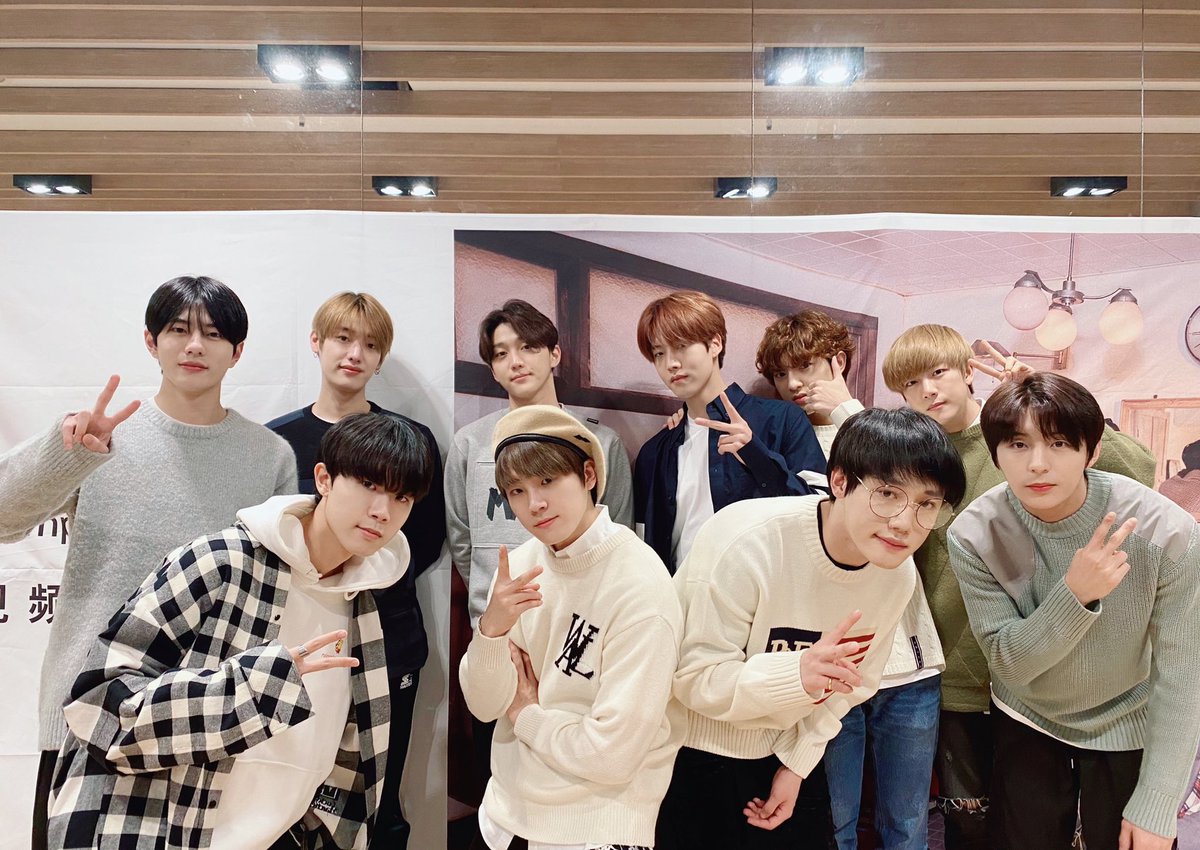 GoldenChild's tweet photo. [📸] 20.11.13 Video Call Event🤍

오늘도 골든차일드가 들뜬 이유😍🙌
점점 (더) 좋아지는 '골드니스' 때문이죠💕
골차는 역시 '골드니스'만 보.인.다.👀❣️

#GoldenChild #골든차일드
#PumpItUp https://t.co/ldAkSscYuP