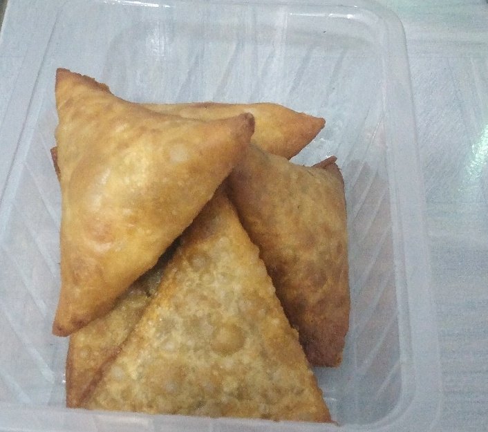 a_athembo's tweet photo. Hi Nakuru people. I still make samosas on order. Pre cooked ones at 30/= a piece and cooked ones at 35/= a piece. Call/text 0705235298 to order. Pre orders only. https://t.co/9ECZfS1VaA
