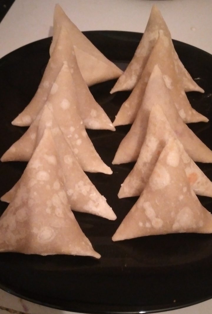 a_athembo's tweet photo. Hi Nakuru people. I still make samosas on order. Pre cooked ones at 30/= a piece and cooked ones at 35/= a piece. Call/text 0705235298 to order. Pre orders only. https://t.co/9ECZfS1VaA