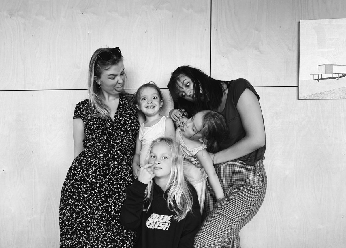 Ja jau bez laulības nav ģimenes un bērniem tā ir nepieciešama, tad mēs kopā piecas māsas, kurām ir kopīgs tēvs, bet esam radušās no trīs dažādām mātēm esam kaut kāds fenomens, noteikti ne ģimene. Foto, lai parādītu, ka nekādas ģimeniskas mīlestības te tiešām nav.