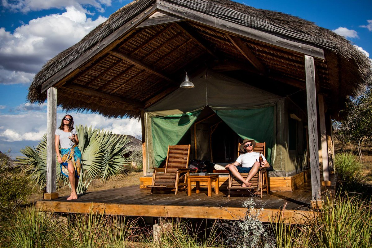 indigobe's tweet photo. Tras un día de senderismo en el Parque Nacional de #Isalo, regresamos a nuestra tienda en Satrana Lodge para observar una magnífica puesta de sol #madagascar
📸 by Satrana #destino2021 #indigoBE https://t.co/qdxYpGRLJI