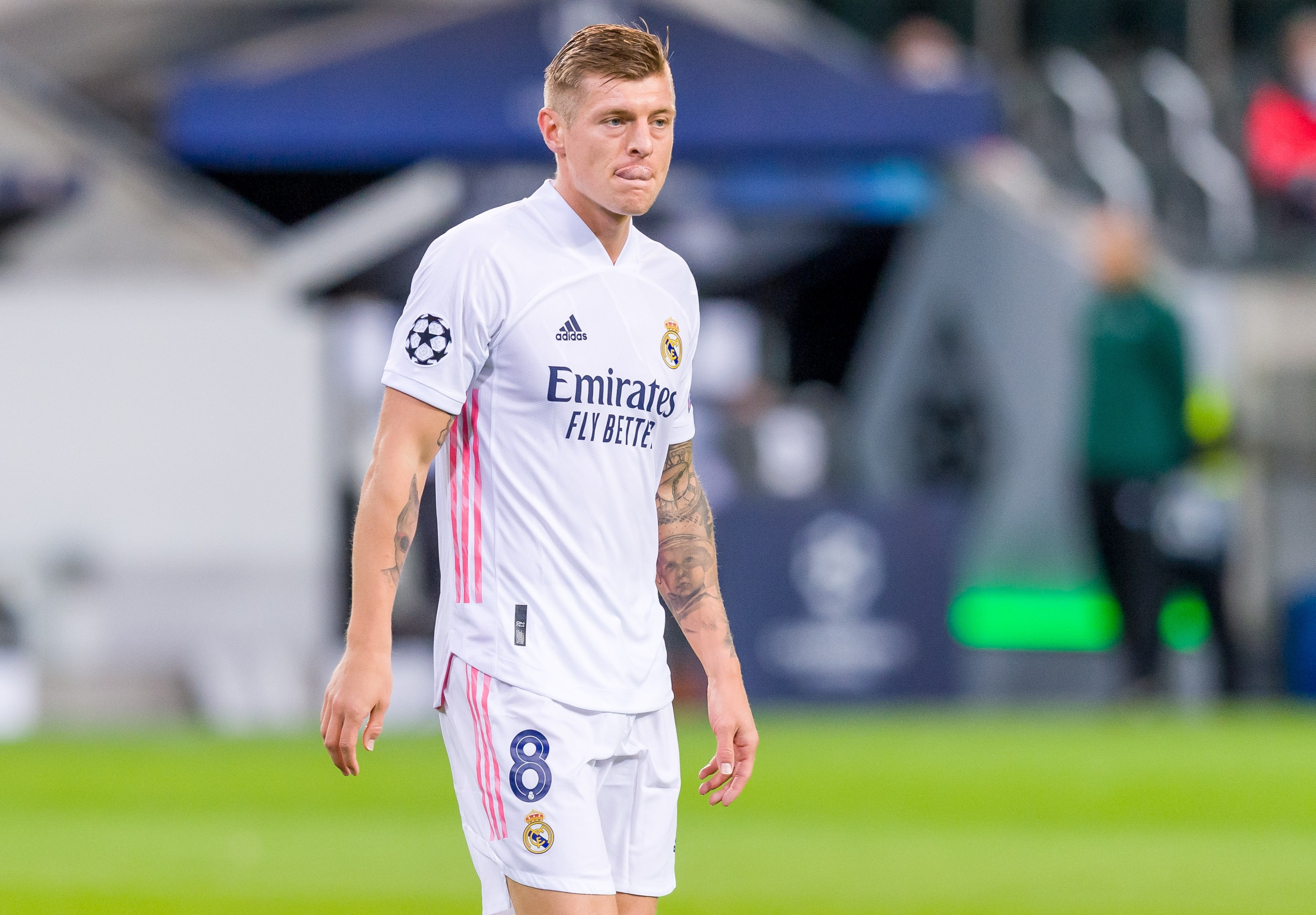 почему болельщики освистывают тони кросса. расположение жерар пике на схеме. кросс тони джессика кроос. шотландские фанаты. ливерпуль энфилд болельщики.