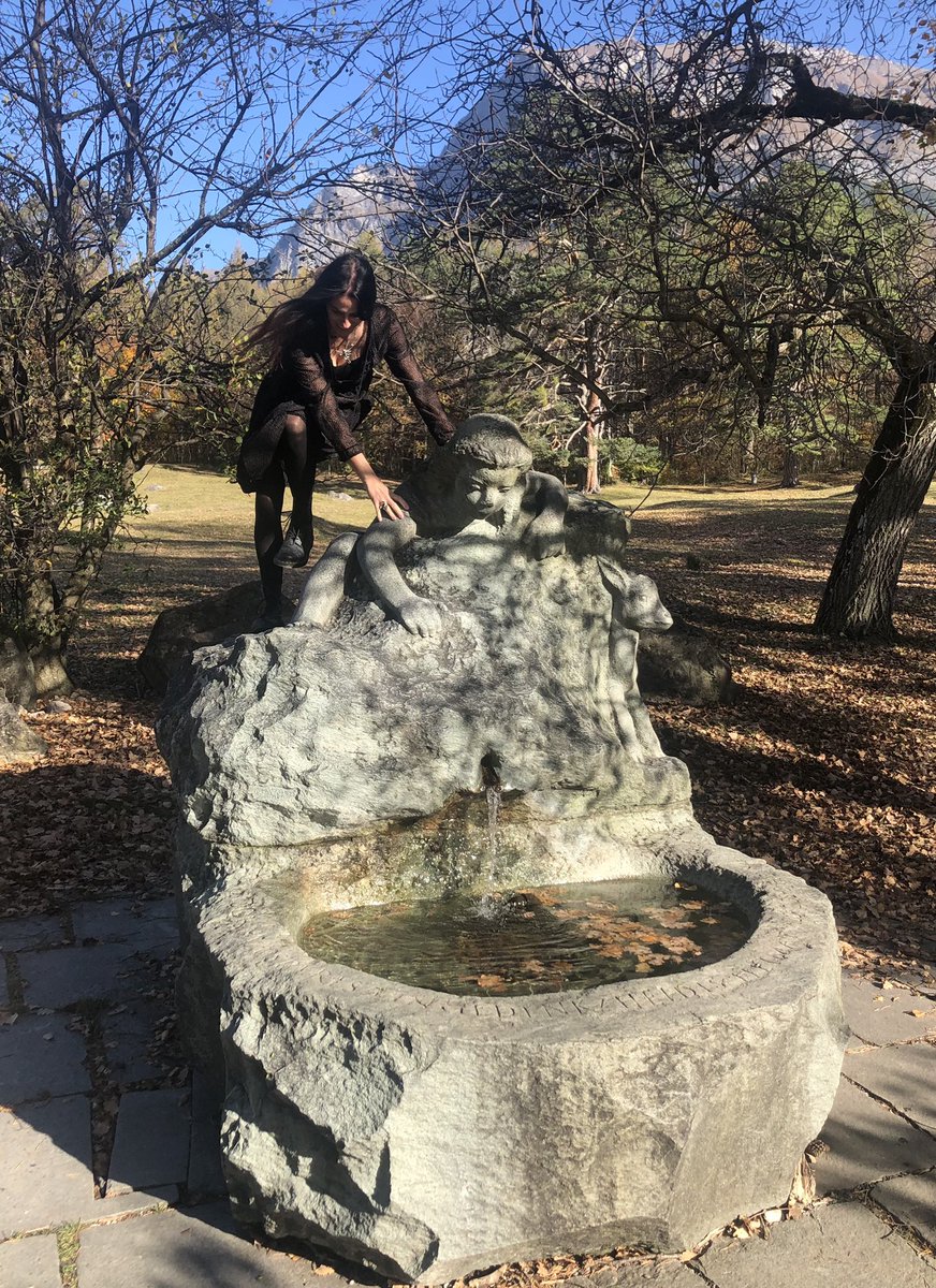 It was about time to visit Heidi again. The famous story takes place in my home area. As a child the „Heidi-Fountain“ was kind of a magical place. Of course I couldn’t resist climbing up... #heidiland #memories #heidi #childhoodmemories #breathing #autumnvibes