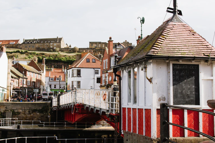 VisitWhitby's tweet photo. Do you have a favourite time of year to wander around #Whitby? 

#FridayThoughts #fridayvibes https://t.co/DprQtIJcjY