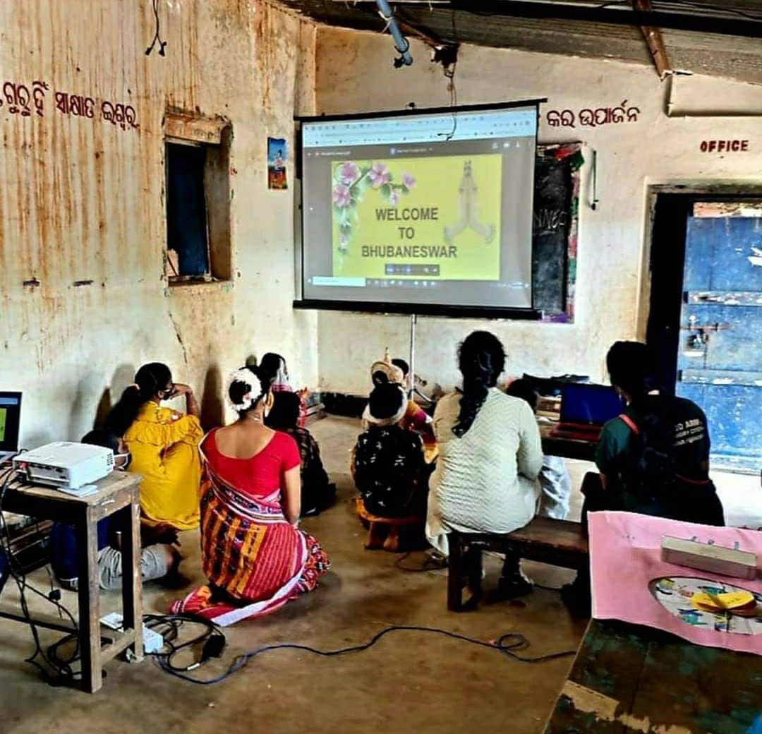 rha_india's tweet photo. #AcademyConnect 💚

Unifying cultures over big screens! 🖥️

Students of #Bhubaneswar Academy welcoming their friends from #Jalpaiguri, #Ranchi and #Bhagalpur for a virtual city tour with Academy Connect 🤗

#RobinHoodAcademy #RHA #MissionEducation #RobinsChildrensDay https://t.co/MTI4qy9P3I