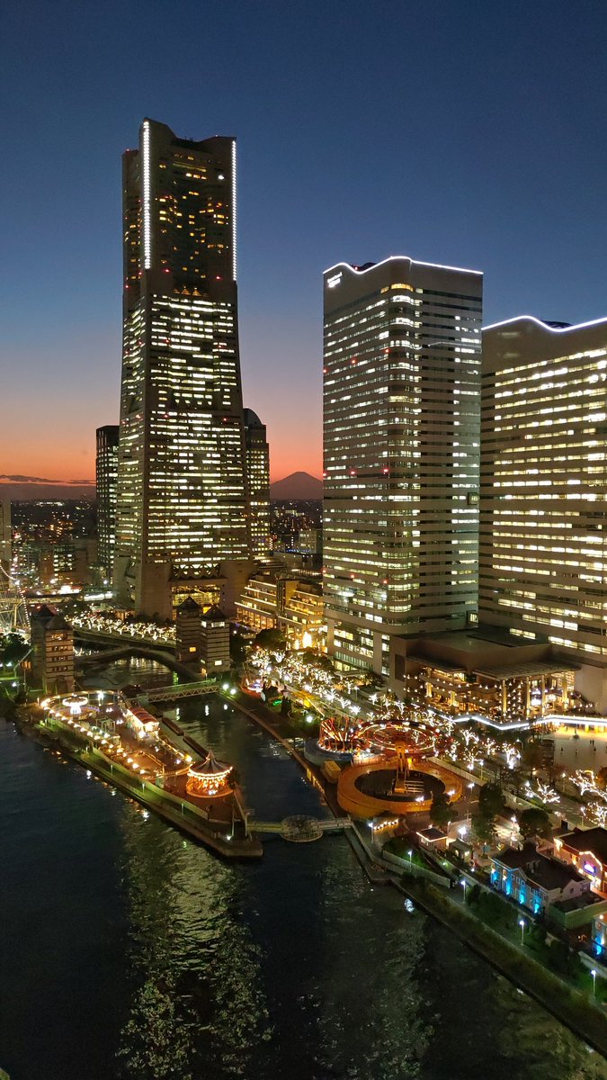 ビルの間から富士山
横浜にて