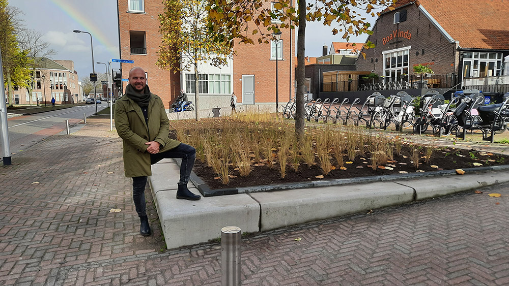 gemNissewaard's tweet photo. De afgelopen weken is er hard gewerkt om het centrum van Spijkenisse verder te vergroenen. Lees meer op https://t.co/4tbk4tmI7m #bomen #vergroenen #winkelhart #nissewaard https://t.co/J68dXAq6pF