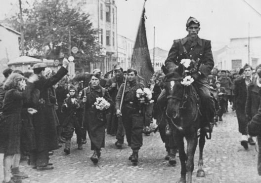 MajkaNaZmejovi's tweet photo. 13 noemvri, 1944
Svečeno isprakjanje na bugarskite turisti koi bile na povekjegodišen odmor vo Skopje https://t.co/UclEwggYaU