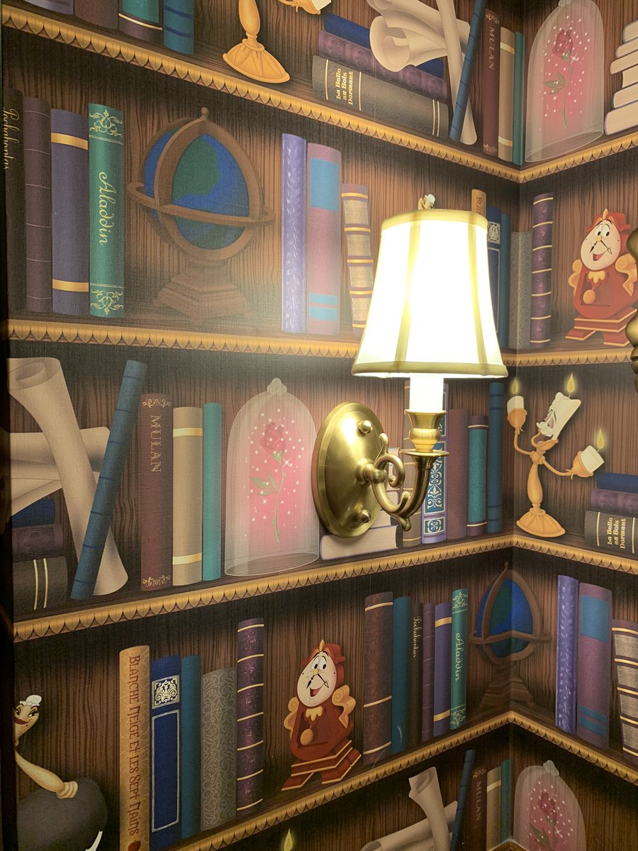 Saito Practical 壁紙にさりげなくルミエールとコグスワースがいたり 窓にうっすら薔薇の花がいたり ステンドグラスは原作に忠実だし ランプまでルミエールに見えてくる 美女と野獣ルーム