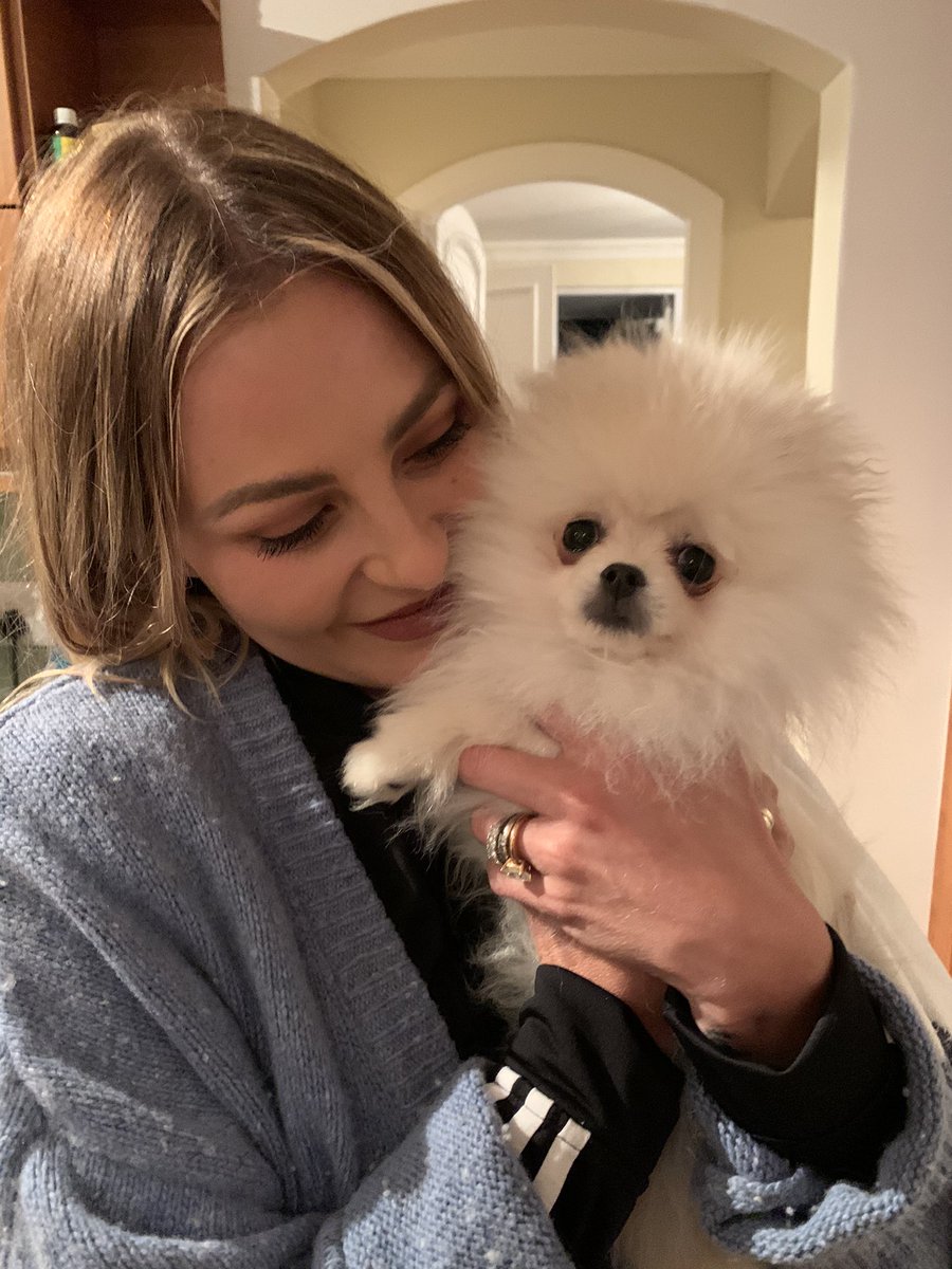 karenzoid's tweet photo. Wegloop se video is vandag beskikbaar! Hier is @KarlienVanJ en my hond Jimi laat aand in ligte luim in my kombuis na βn lang dag van verfilming met @carienloubser007 op die weskus. @MothershipCT β€οΈ Karlien! #wegloop #youtube #musicvideo https://t.co/lvMzH9uGG3