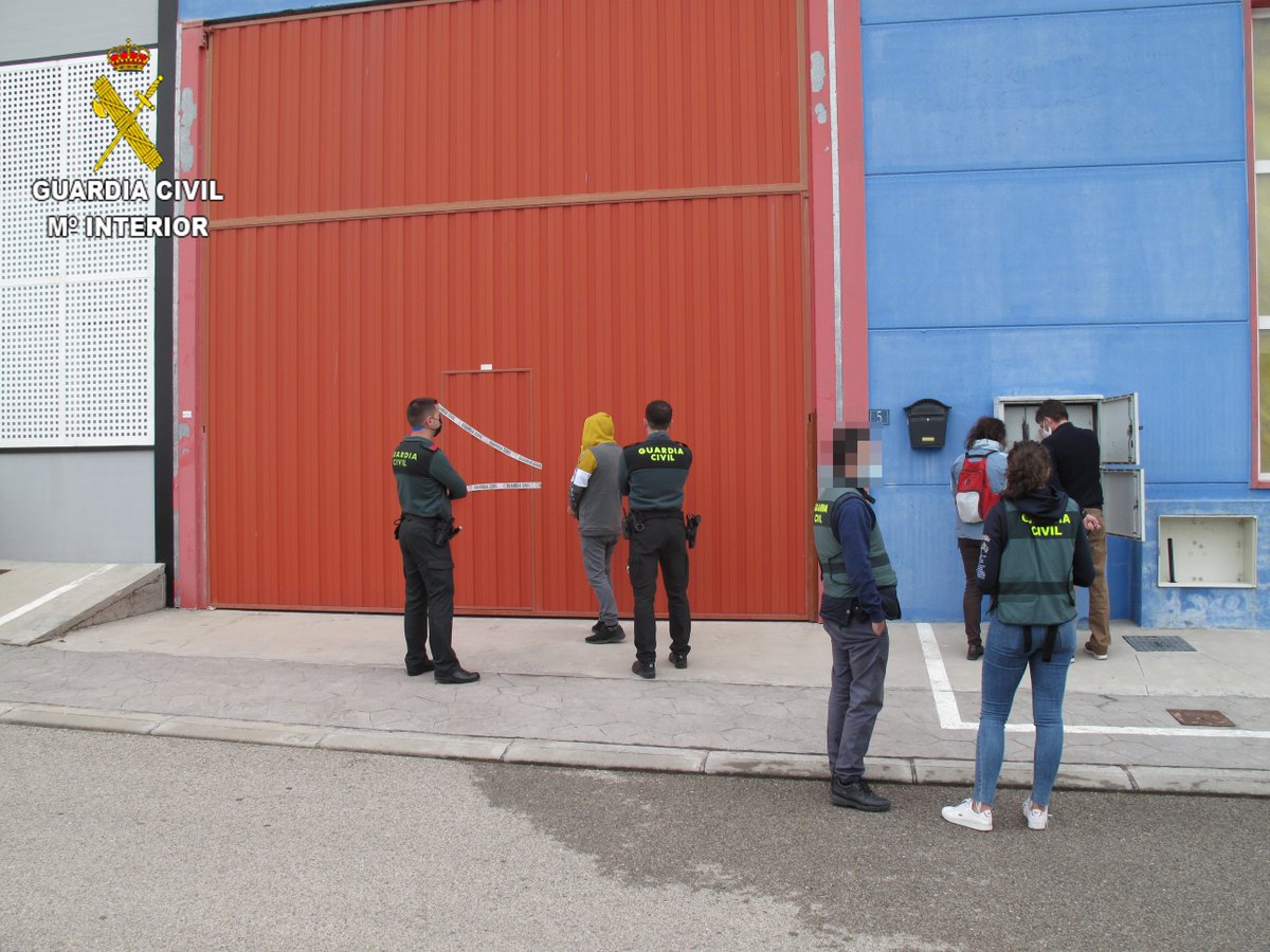 DaRevenga's tweet photo. Operación contra la droga en #Seseña.
La @guardiacivil ha detenido a dos personas por elaborar y cultivar estupefacientes. Tenían en una nave una plantación indoor con 476 plantas en el polígono Las Monjas. Actuación por la comunicación de un vecino con #Alercops. https://t.co/Sh3elpU7Su