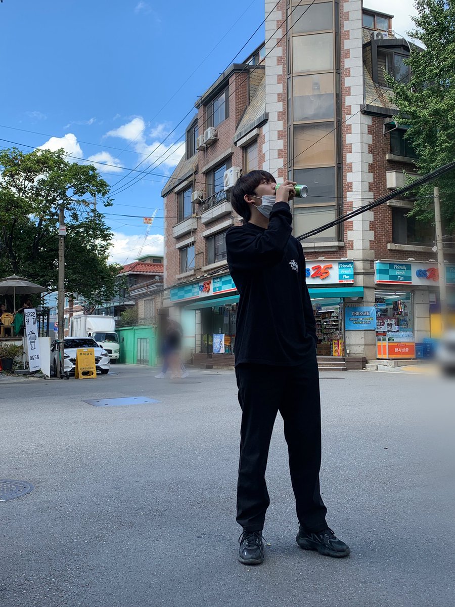 official__IZ's tweet photo. [#핸드폰K_s] 🧃#몬스터 광고주님들은 뭐하시나요 ⁉️ 🧃몬스터 모델이 여기 있는데‼️ @MonsterEnergyKR 

#아이즈 #IZ #BANDIZ #밴드아이즈 #준영 #JUNYOUNG #Bass #KPOP https://t.co/Tw1TcqBGme
