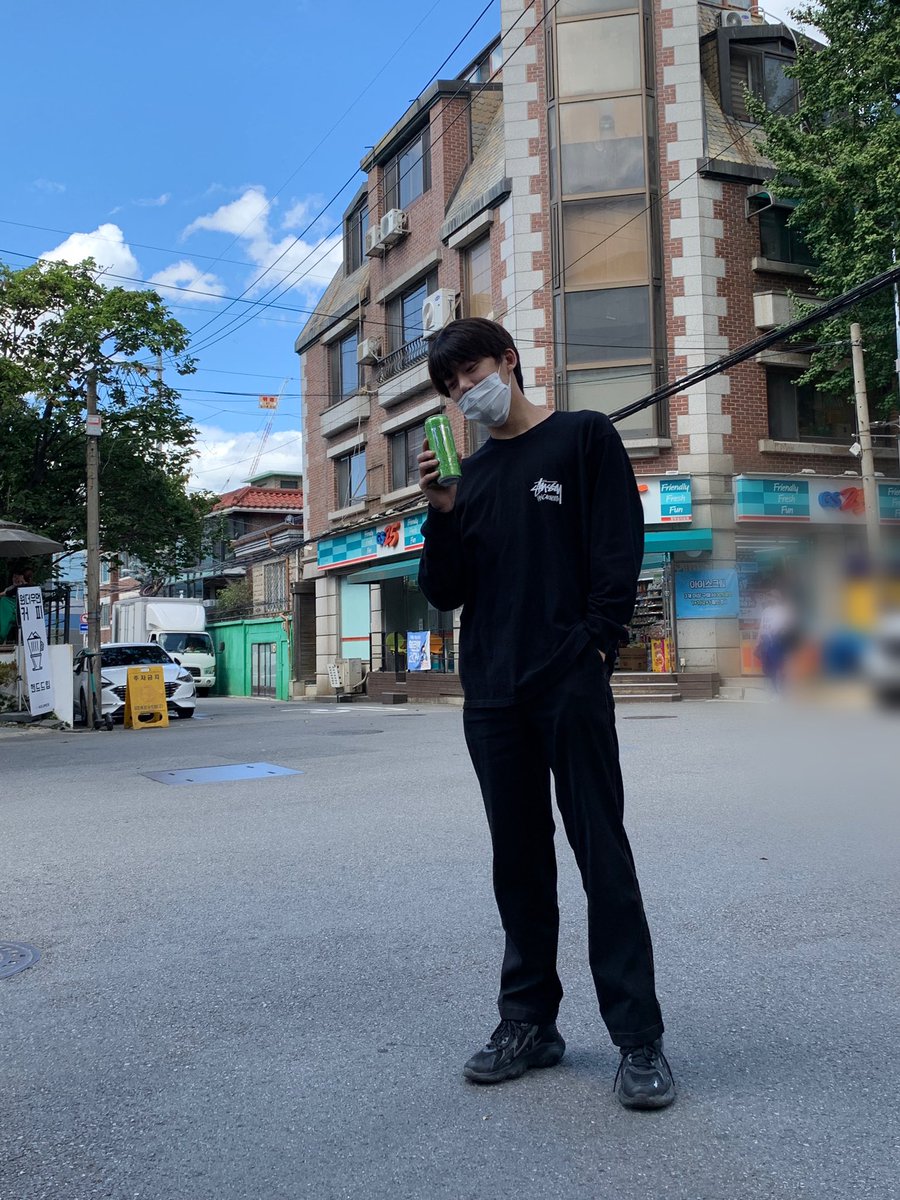 official__IZ's tweet photo. [#핸드폰K_s] 🧃#몬스터 광고주님들은 뭐하시나요 ⁉️ 🧃몬스터 모델이 여기 있는데‼️ @MonsterEnergyKR 

#아이즈 #IZ #BANDIZ #밴드아이즈 #준영 #JUNYOUNG #Bass #KPOP https://t.co/Tw1TcqBGme