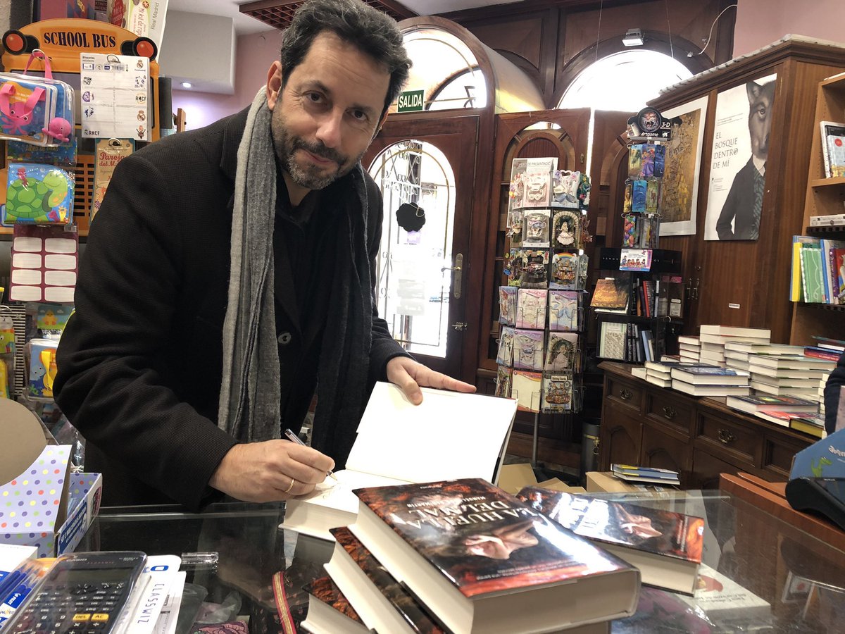 mriossanmartin's tweet photo. Una novela no es nada sin las librerías y los libreros. #diadelaslibrerias 

@LaHuellaDelMal @edit_planeta 
Abro hilo de agradecimiento https://t.co/7LceVRysvt